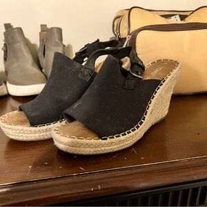 Tom’s wedge sandal